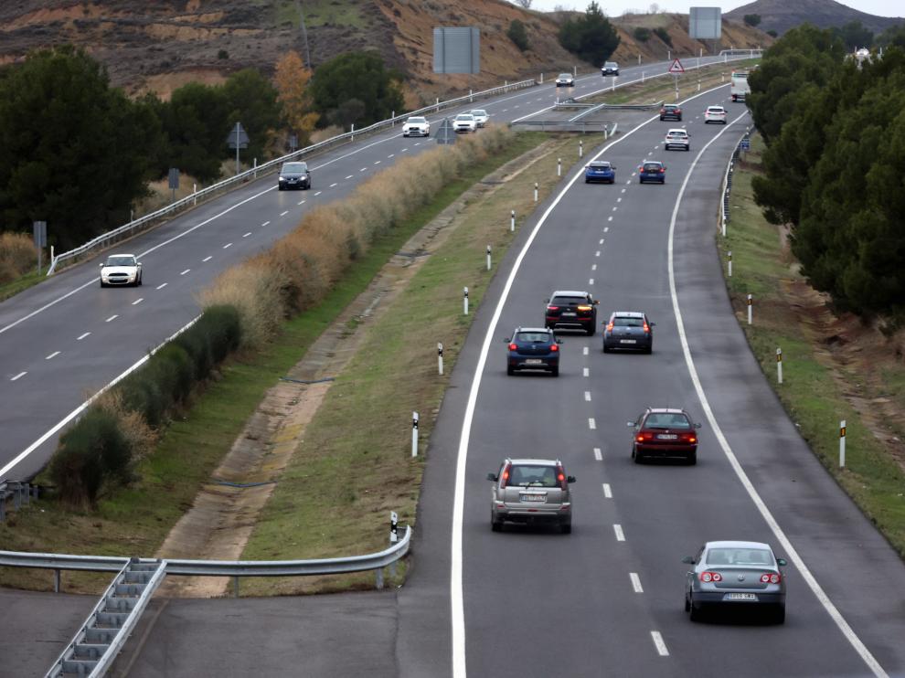 Tránsito de vehículos en la autovía de Huesca-Zaragoza, en las Canteras de Almudévar.