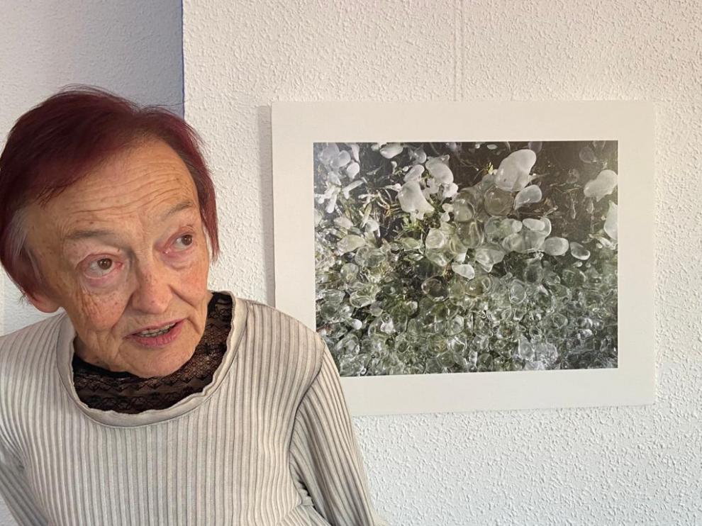 Lola Santolaria, en su casa de Huesca, junto a una de sus obras, en la que ha captado una helada.