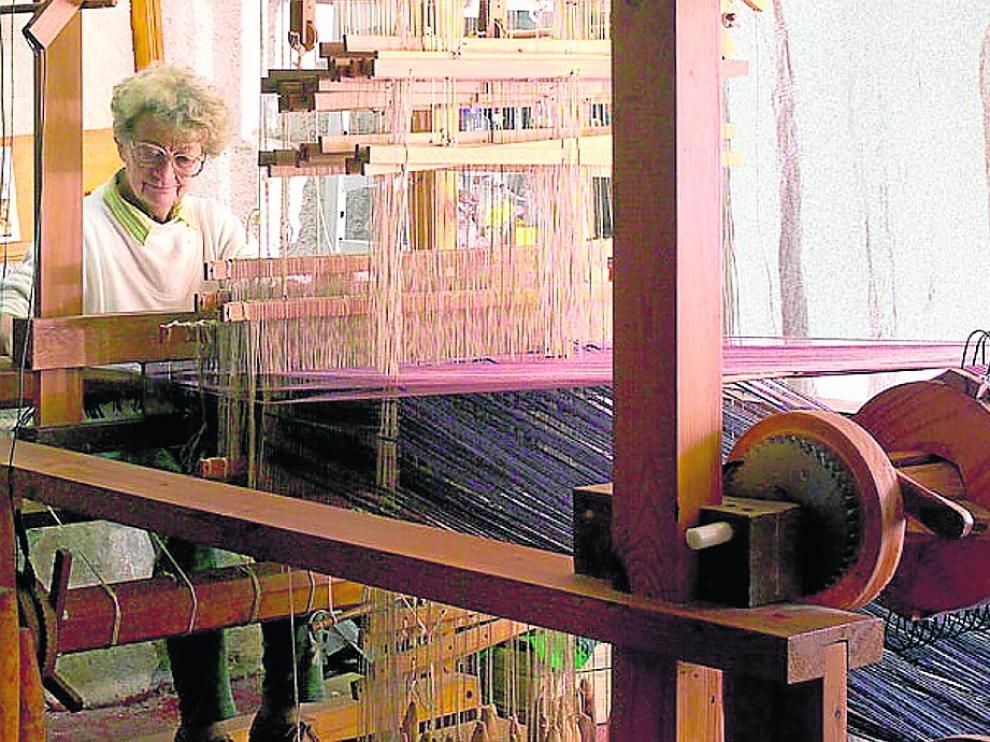 Marie Noëlle Vacher, en un telar textil.