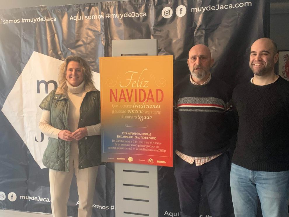 Marian Bandrés, Daniel Cruz y Adrián Betrán han presentado la campaña navideña de Acomseja en su sede de Jaca.