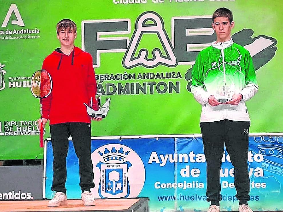 Raúl Bergua, junto a Guillermo Nuviala en el podio de Huelva.