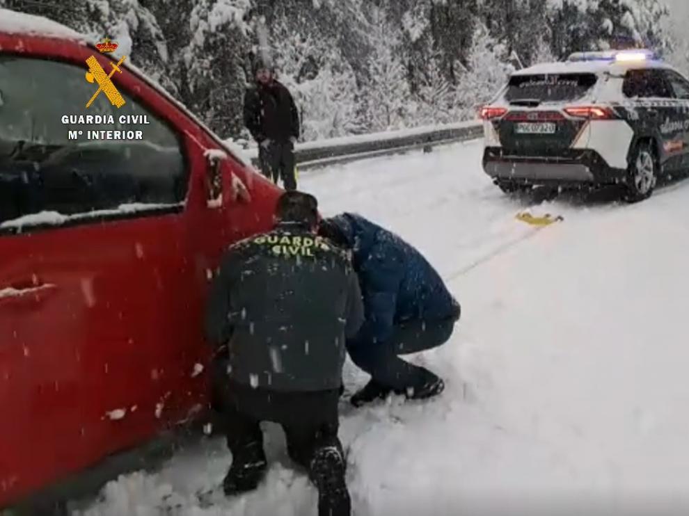 Auxilio de la Guardia Civil a un vehículo ayer por la tarde en la carretera A-138, en el término municipal de Bielsa.