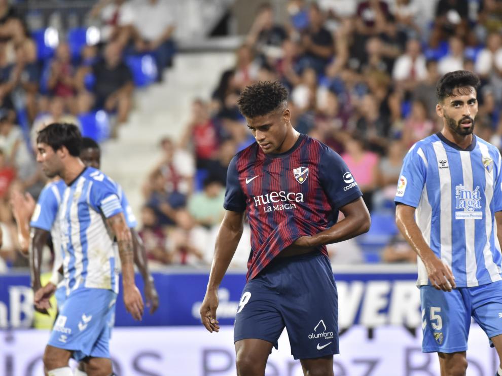 Kevin Carlos se lamenta de una ocasión fallida ante el Málaga.