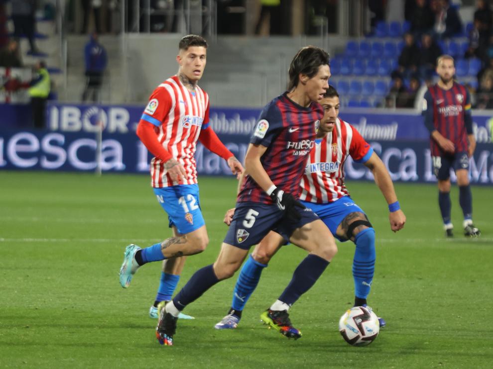Kento Hashimoto conduce el balón durante el partido contra el Sporting de Gijón.