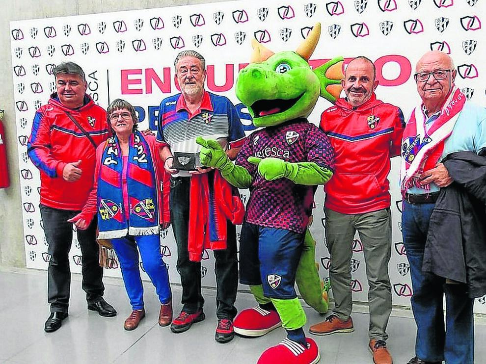 Socios de la Peña Karpy, que se fundó hace dos años, siguen al Huesca en los partidos que juegan en el Alcoraz.