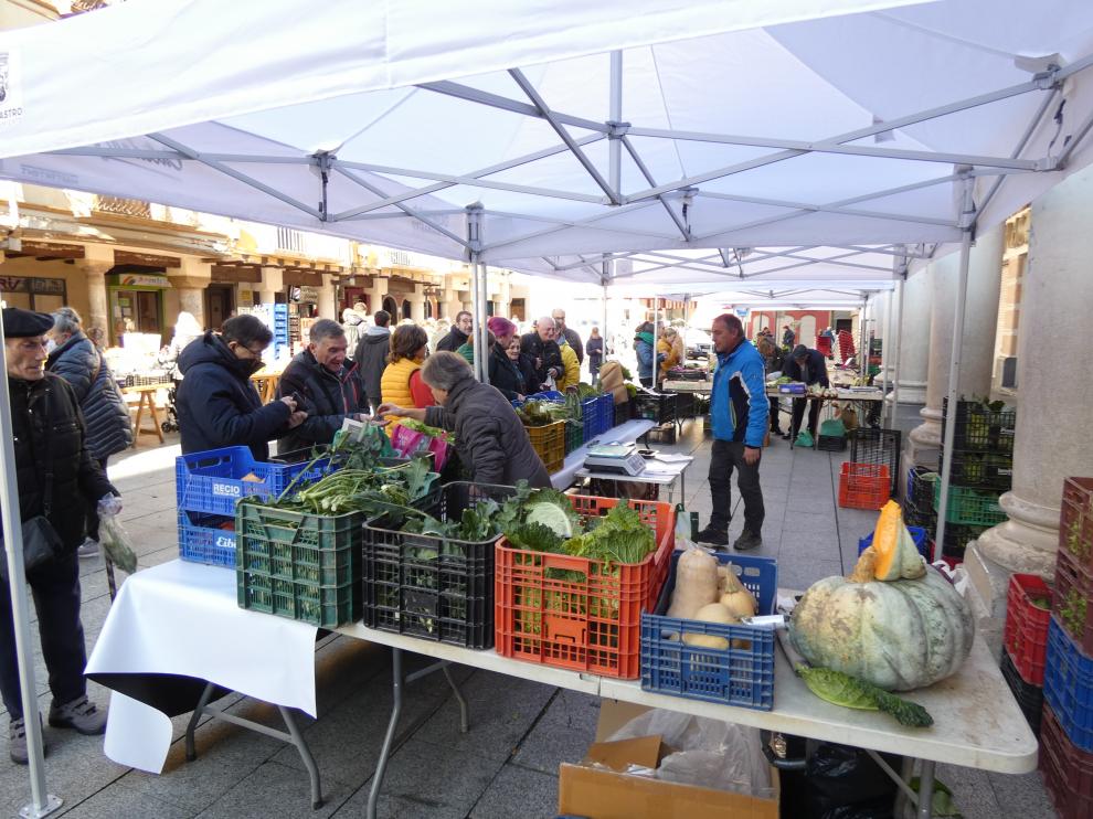 Asistentes el pasado sábado al Mercado de Frutas y de Hortalizas de Barbastro.
