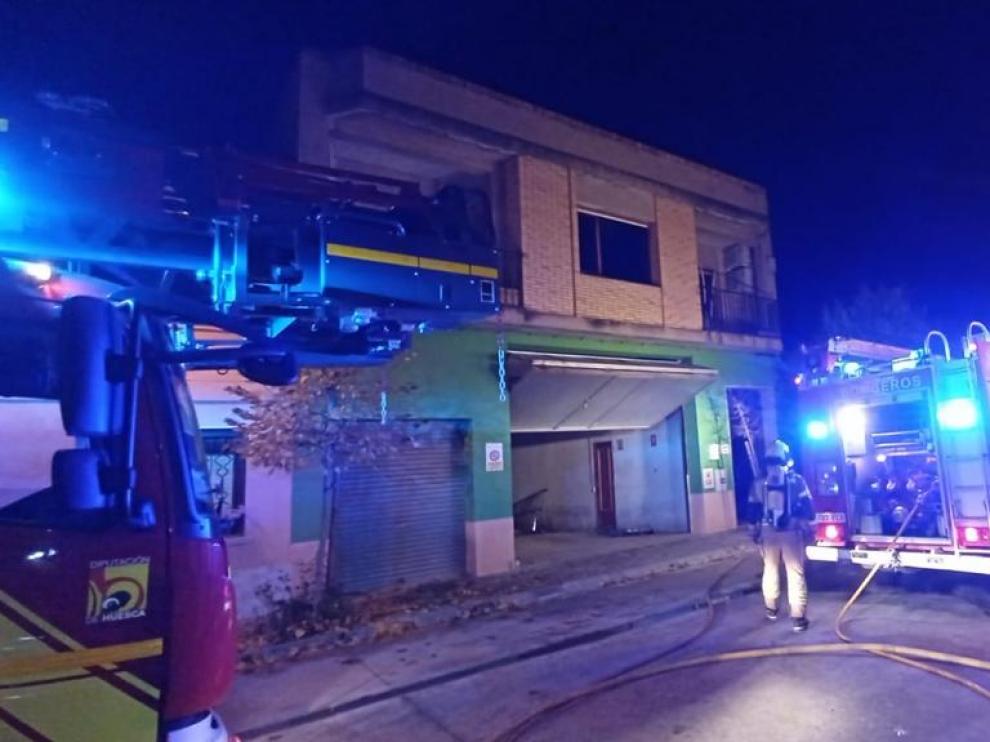 Actuación de los bomberos de Monzón, en la vivienda afectada por el incendio.