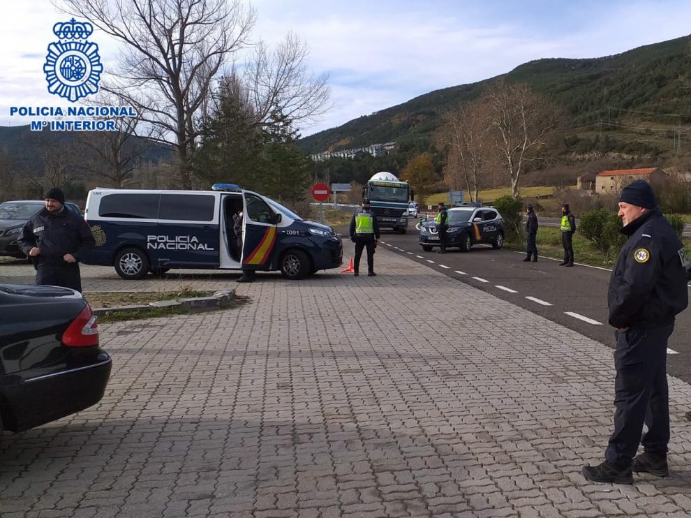 Agentes de la Policía Nacional y efectivos de la Gendarmería durante uno de los controles en los valles del Pirineo Aragonés.