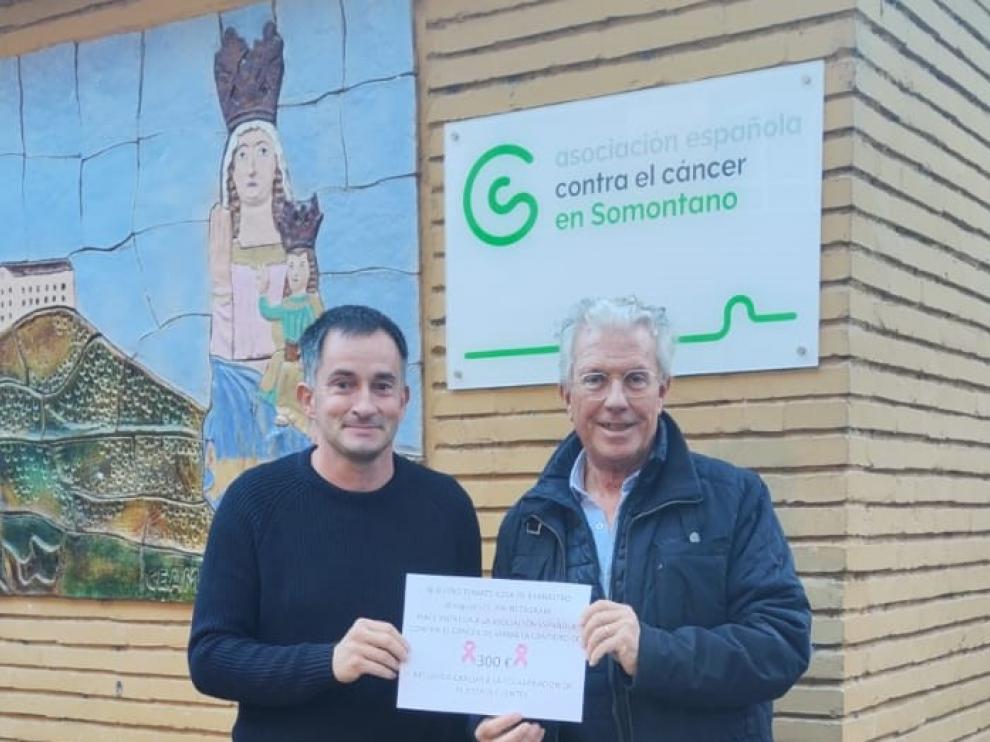 El agricultor Carlos Noguero ha entregado su donación a Miguel Garuz.