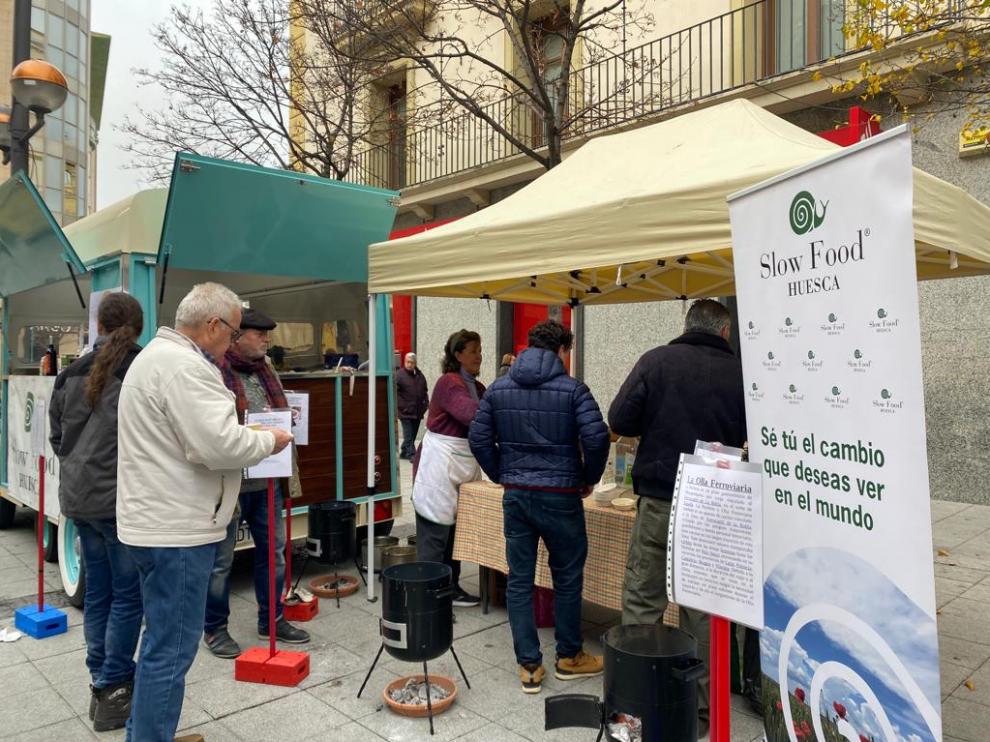 Degustación de puchero con productos locales a cargo de Slow Food Huesca, ayer en la plaza Concepción Arenal.
