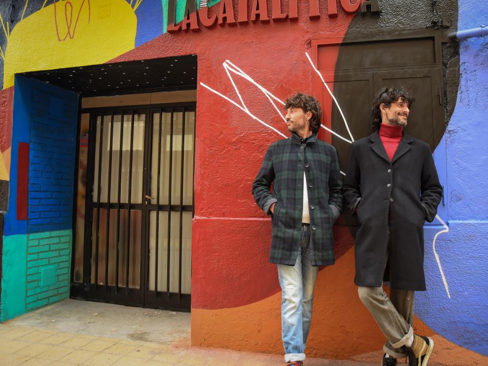 Los Fratelli Moca delante del mural que han pintado en la fachada de La Catalítica.