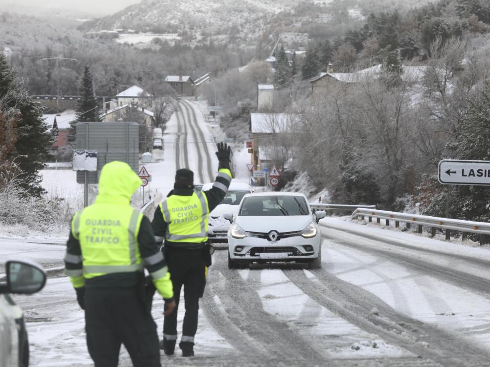 Control de tráfico de la Guardia Civil durante un temporal de nieve en la provincia.