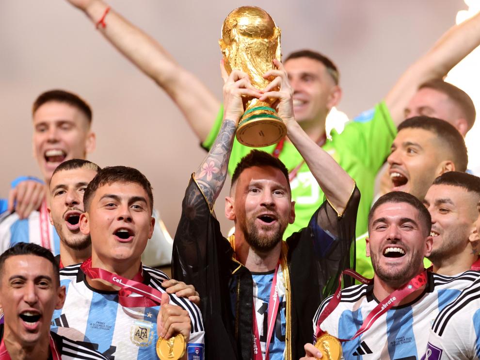 Argentina alza la Copa del Mundo tras superar este domingo a Francia en la tanda de penaltis de la final del Mundial de Catar (3-3, 4-2 en los penaltis).