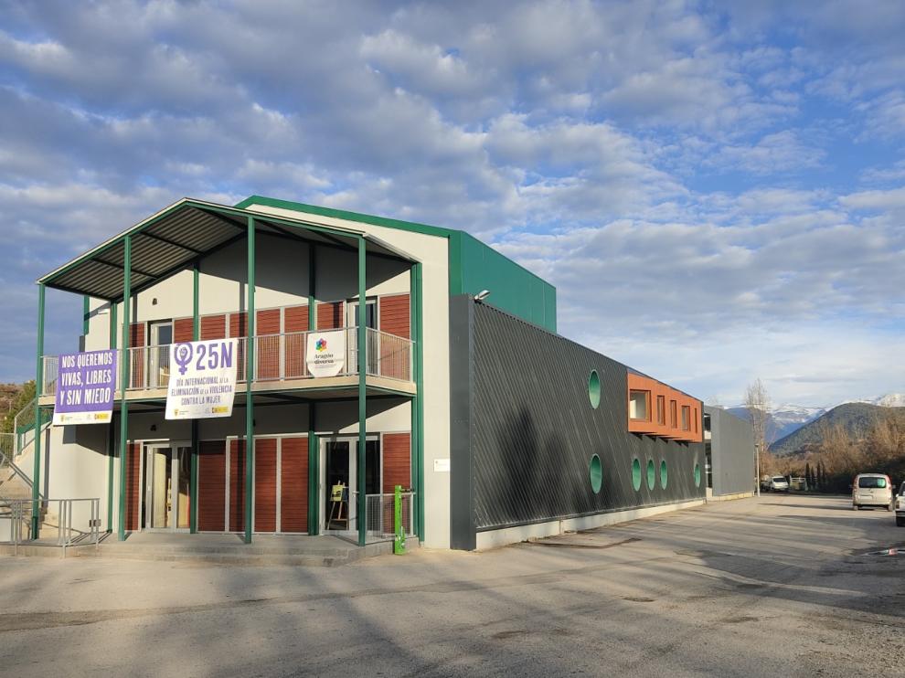Acceso al espacio deportivo-cultural de Aínsa que se verá mejorado con los nuevos presupuestos.