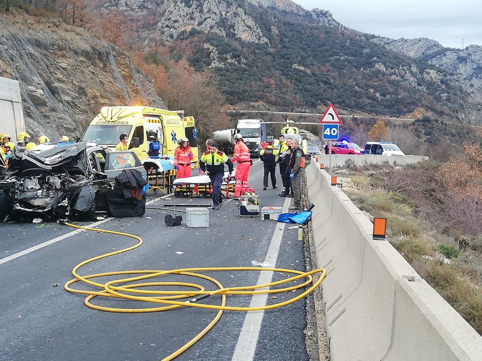Los equipos de emergencia durante su actuación en el lugar del accidente.