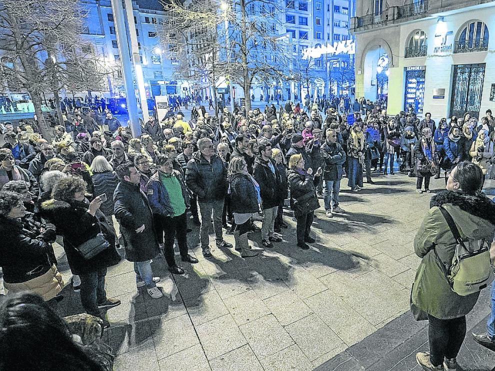 Concentración popular en la plaza España de Zaragoza en contra del crimen machista del lunes.