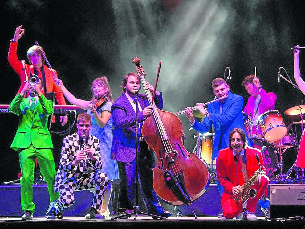 La Orquesta de las Esquinas actúa por primera vez en la capital altoaragonesa.