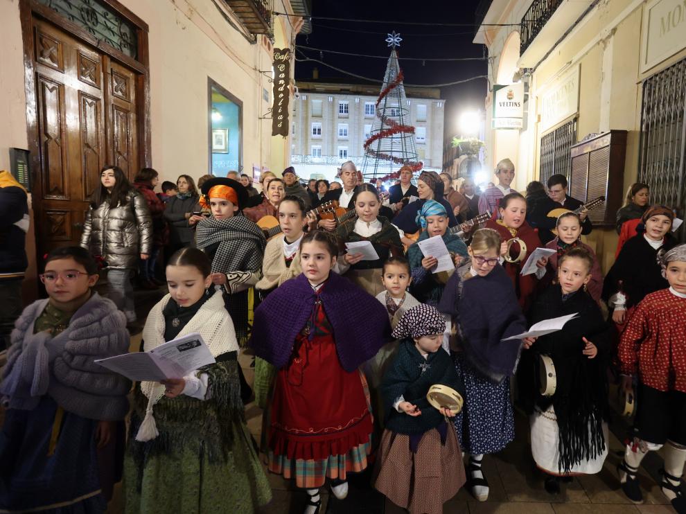 Un momento de la Ronda Aguinaldo por las calles de Huesca.