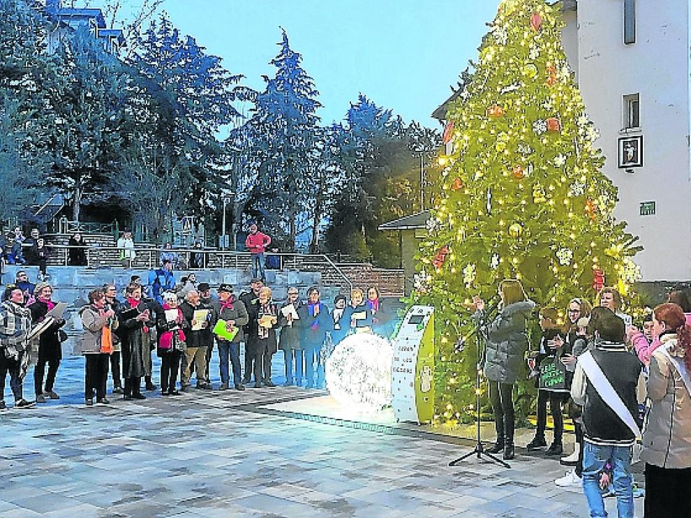 Acto de encendido del Árbol de los Deseos de Sabiñánigo.
