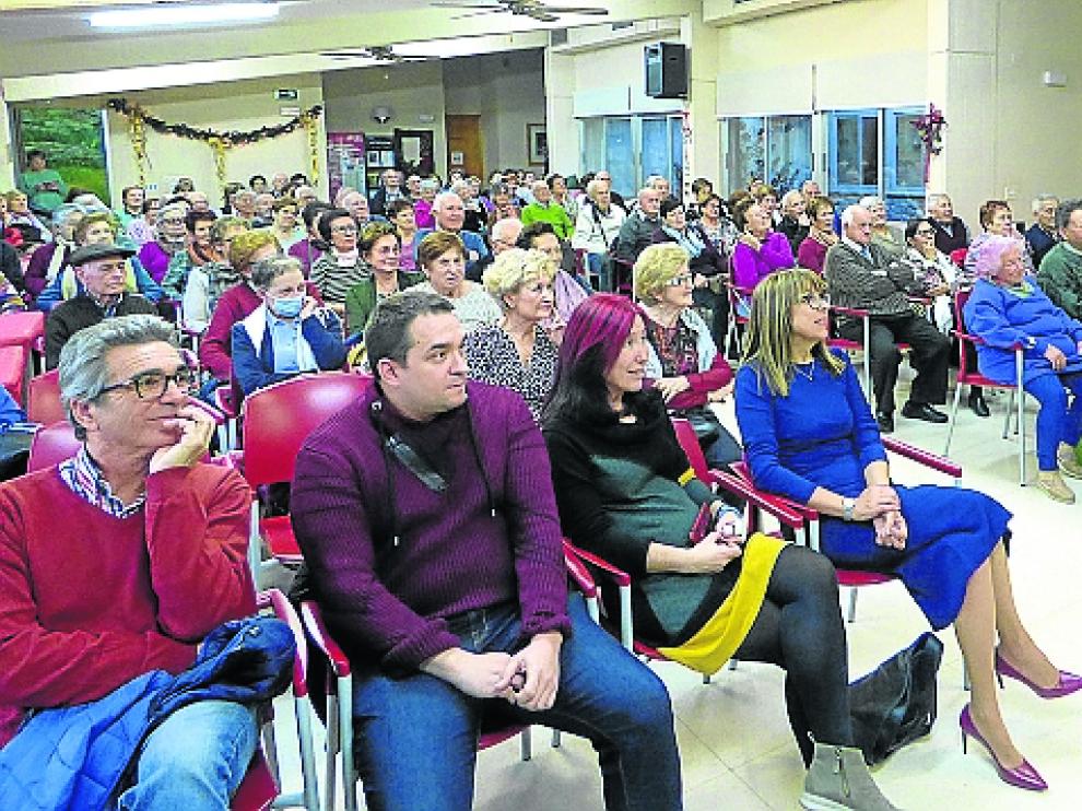 Asistentes a la celebración de la fiesta de Navidad del Hogar de Personas Mayores de Sabiñánigo.