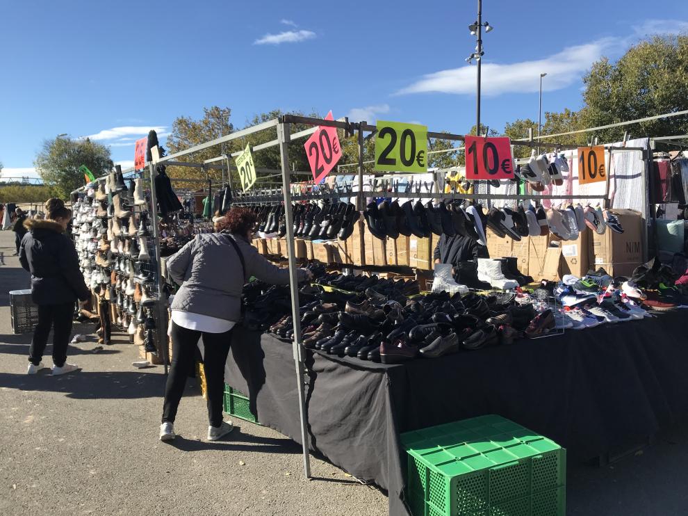 Un puesto de venta de calzado en el mercadillo, ubicado junto al Complejo Deportivo San Jorge.