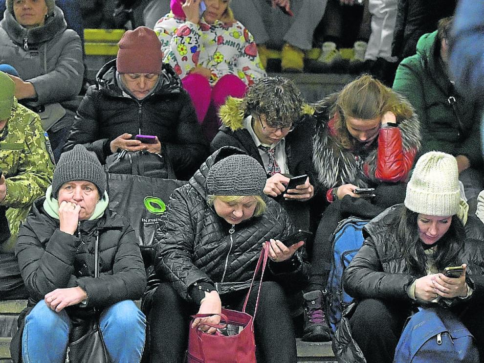 Ciudadanos de Kiev refugiados ese miércoles en una estación de metro durante una alerta de ataque aéreo.