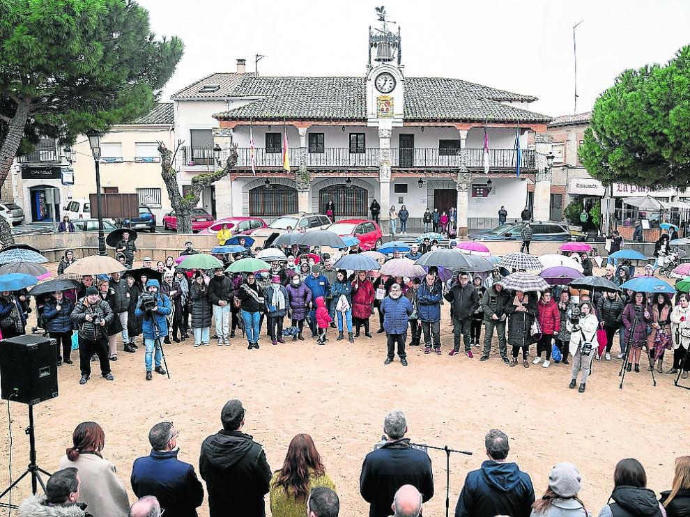 Concentración ayer en Escalona (Toledo) en repulsa por el asesinato de una mujer embarazada.