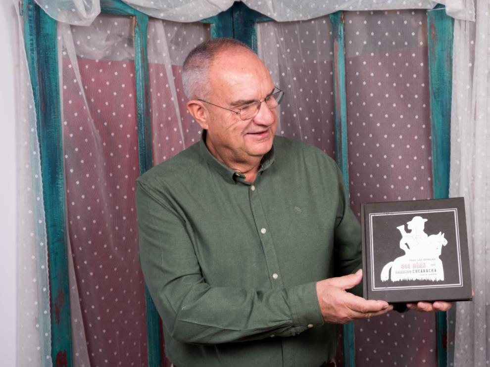 Luis Casáus con su libro sobre el Bandido Cucharacha.