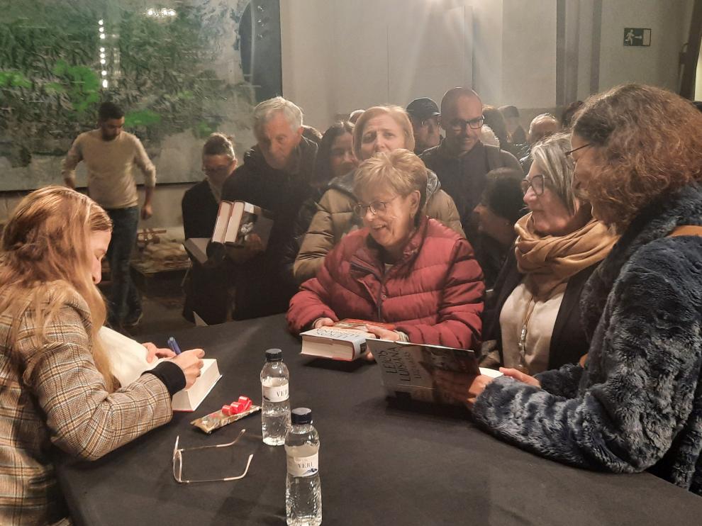 Luz Gabás ha firmado a los grausinos ejemplares de Lejos de Luisiana.
