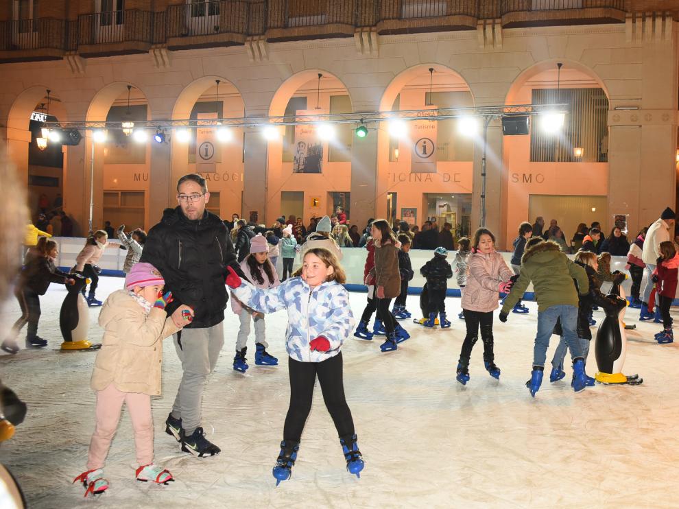 Pista de patinaje con hielo natural, en la plaza Luis López Allué.