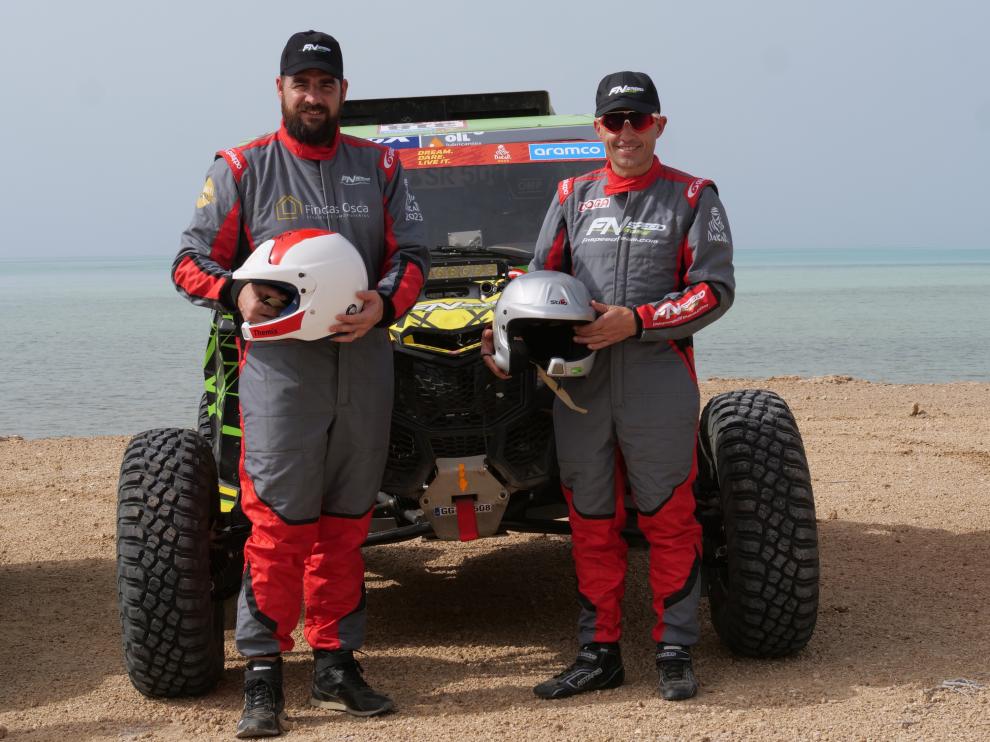 Themis López y Joan Font, preparados para el reto con su buggy.