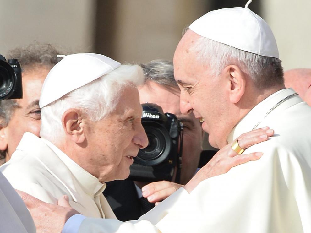 El Papa Emérito Benedicto XVI saluda al Papa Francisco durante una misa por las personas mayores en la Plaza de San Pedro.