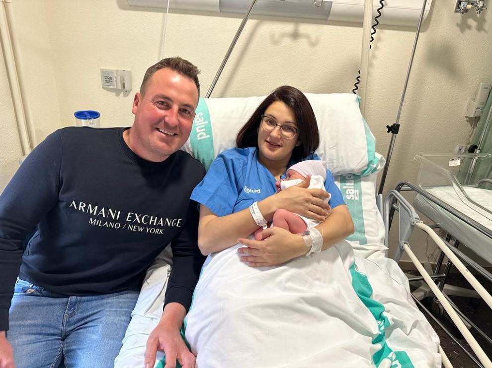 Agustín Ramos y Susana Arenaz, junto a su hija Ainara, el primer bebé del año 2023 que ha nacido en el hospital de Teruel a la 01:54.