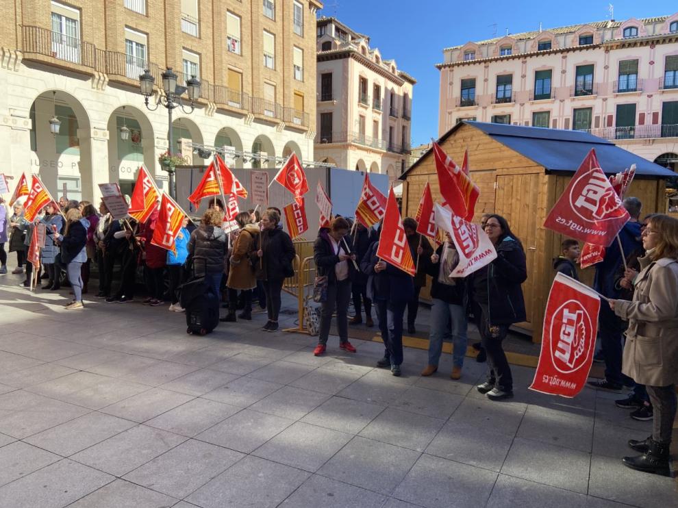 Concentración este martes de las trabajadoras del sector de la limpieza de edificios frente a la sede de Ceos-Cepyme en Huesca.