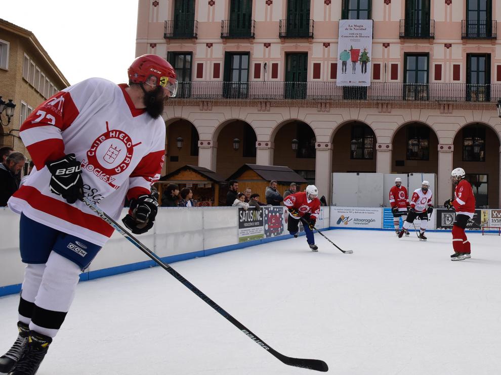 Partido amistoso de hockey hielo en la pista instalada en la Plaza López Allué por Navidad.