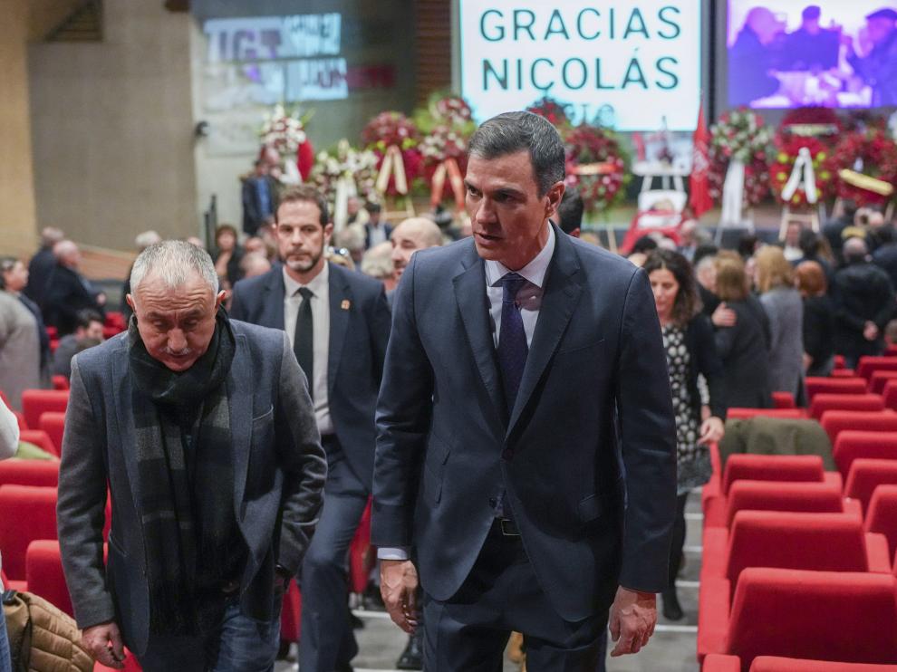 Pedro Sánchez, junto a Pepe Álvarez ayer en la capilla ardiente de Nicolás Redondo.