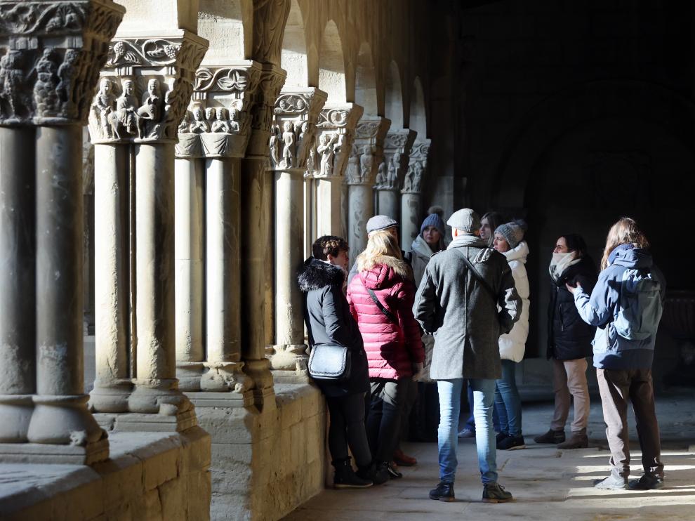 Diferentes personas visitan cada día el Monasterio de San Pedro el Viejo.