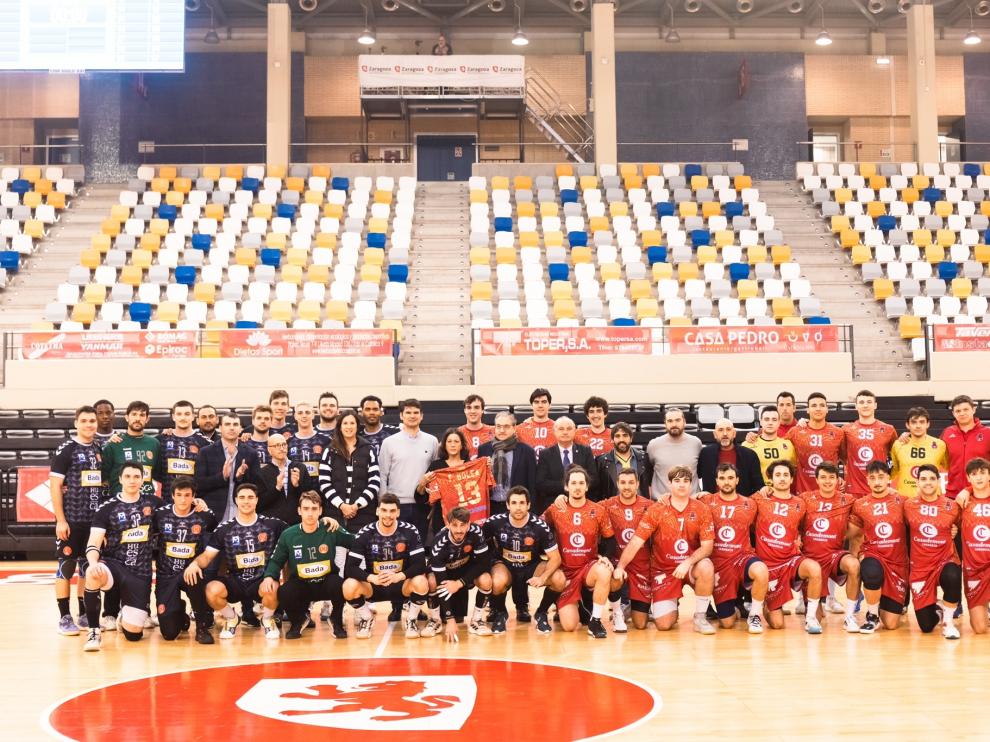 Los dos equipos y las autoridades en el acto de homenaje a Fernando Bolea.