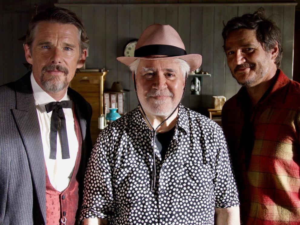 Ethan Hawke, Pedro Almodóvar y Pedro Pascual, en la grabación de ‘Extraña forma de vida’.