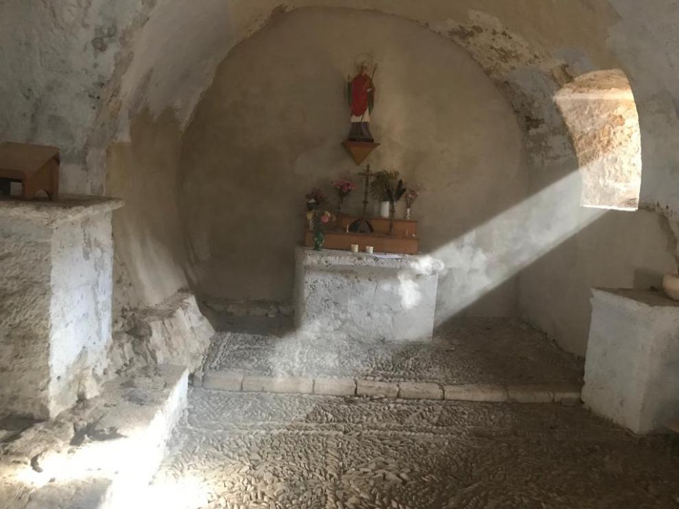 Haz de luz que entra por una ventana de la ermita de San Martín y va a parar al altar lateral.