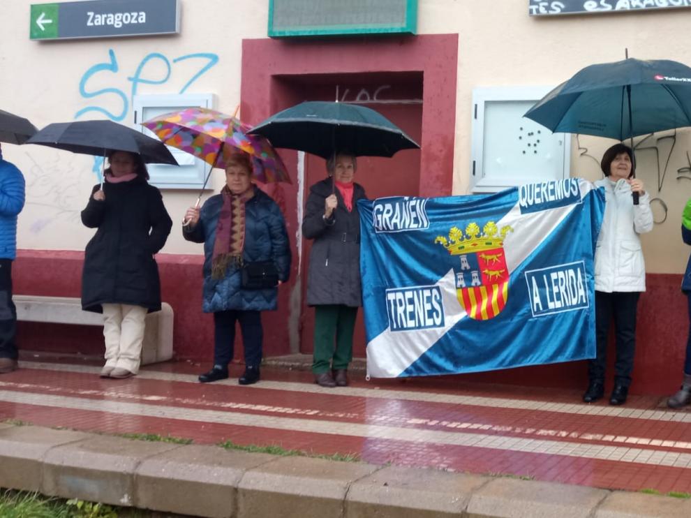 La lluvia no impidió que unos cuantos monegrinos volvieran a concentrarse en la estación de Grañén.