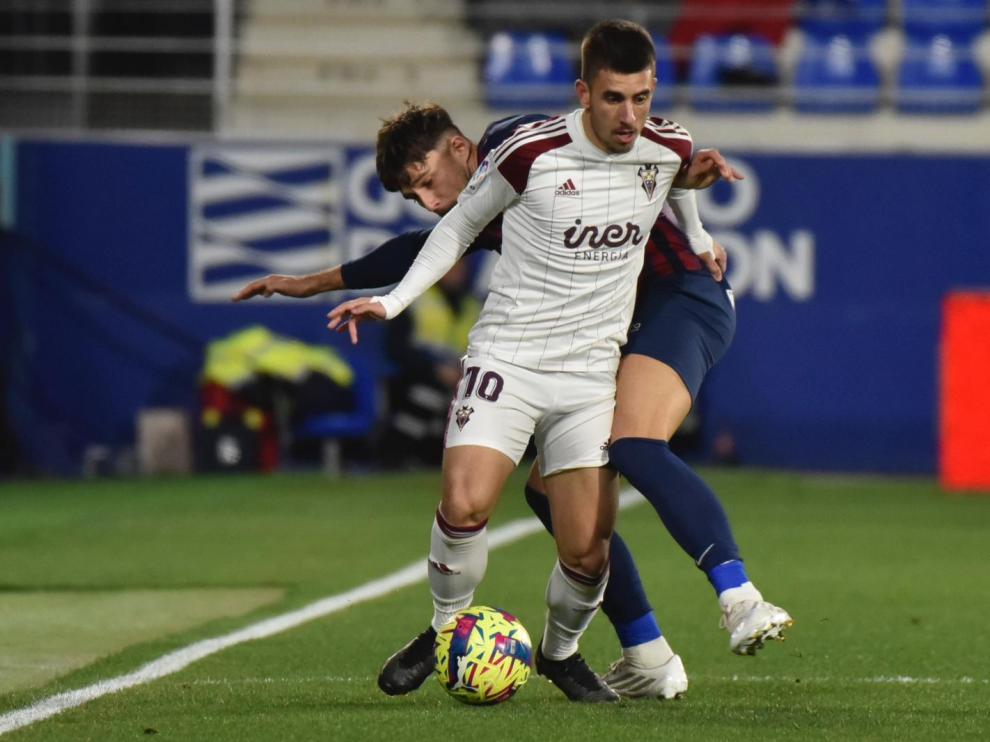 Ratiu intenta robarle el balón a Manu Fuster en el partido disputado en El Alcoraz ante el Albacete.
