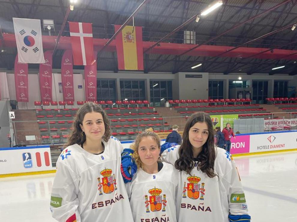 Bárbara Marina, Nerea Giménez y Paula Marina, en Polonia, con la indumentaria de la selección española.