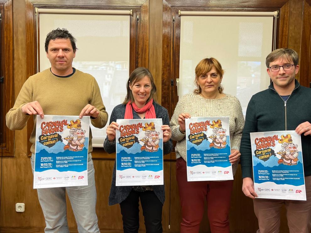 Santiago Fábregas, Erika Pache, Montse Castán y Rémy Naude muestran el cartel del carnaval en la sede comarcal de Jaca.