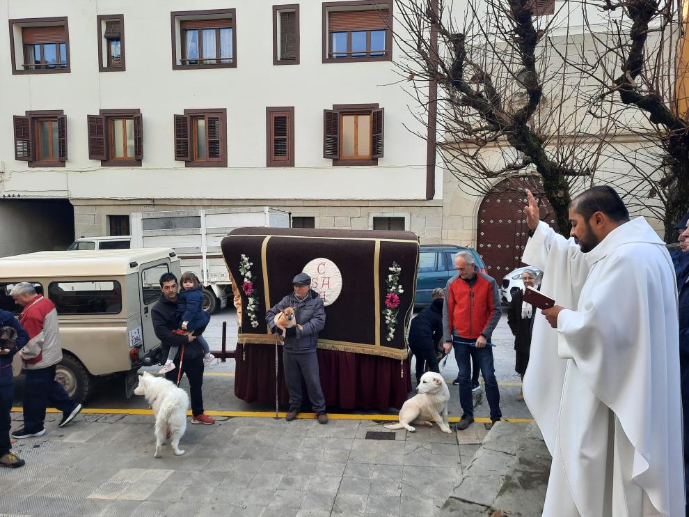 Bendición de animales este sábado, en la escalinata de la parroquia de San Miguel en Graus.