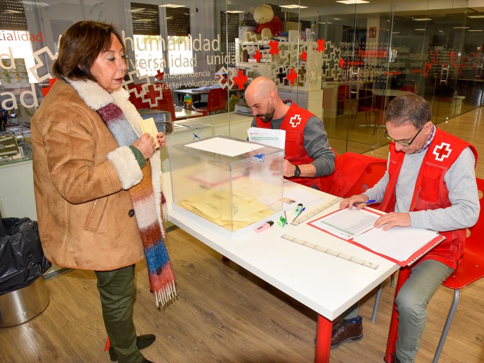 Una miembro de Cruz Roja Huesca ciudad, votando este sábado a los miembros del nuevo comité local.