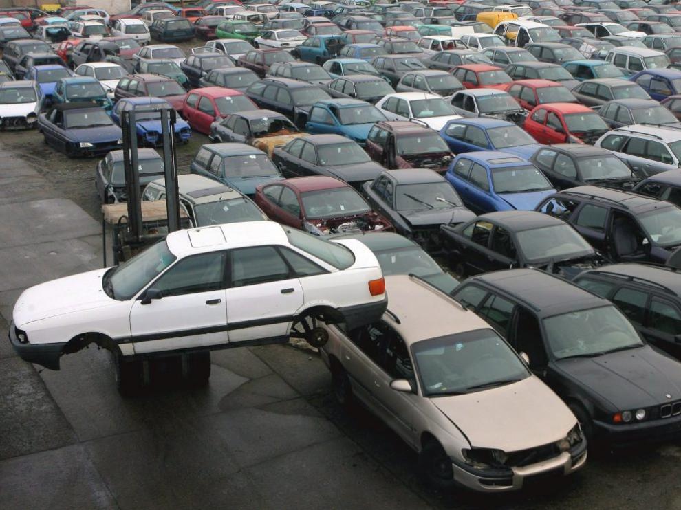 Los desguaces cada vez reciben menos coches a causa de la situación económica.