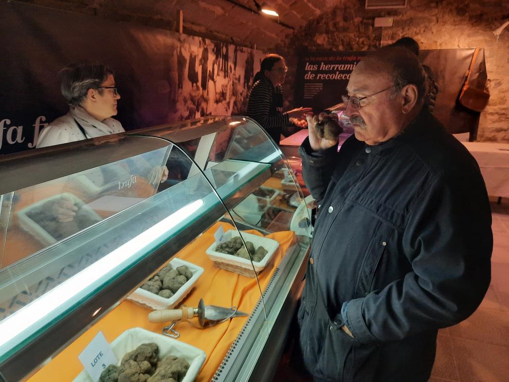 Un cliente comprueba el aroma de una trufa, este fin de semana en Graus.