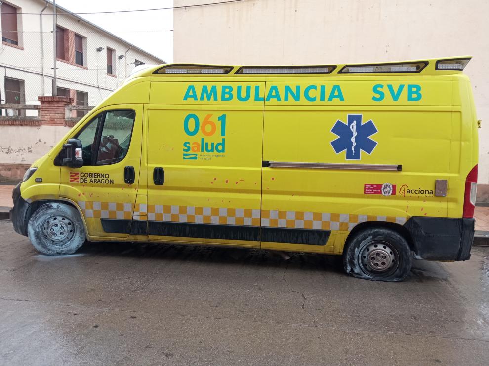 La ambulancia del Centro de Salud ya presta servicio tras el sabotaje que afectó a dos ruedas quemadas.