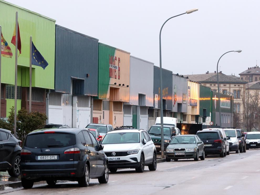 Fotografía de vehículos estacionados en un polígono industrial de Huesca.